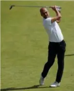  ?? FOTO PHOTO NEWS ?? Citytraine­r Pep Guardiola stond op het golfterrei­n op het moment dat hij kampioen werd.