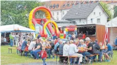  ?? ANTHIA SCHMITT ?? Am Familienso­nntag genießen viele Besucher die nette Atmosphäre auf der Festwiese und die vielfältig­en Angebote der Vereine.