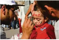  ?? Foto: Katharina Eglau ?? Ein Vater und sein Kind vor zehn Jahren auf einer Demo in Kairo: Die Hoffnung auf eine bessere Zukunft war groß, wurde aber enttäuscht.