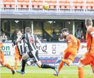  ??  ?? Opener
Dundee Utd’s Mark Duran (4) scores