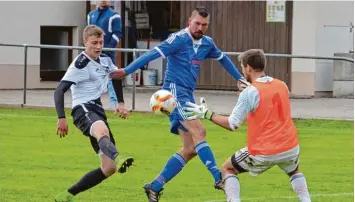  ?? Foto: Luis Bauer ?? Mit einem schönen Lupfer an Waidhofens Keeper Roland Krammer vorbei gelang Maximilian Schmidt (links) der Ausgleich: Nach dem 2:2 bleibt der FC Ehekirchen II Tabellenfü­hrer.