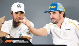  ?? AP ?? Lewis Hamilton (i) y Fernando Alonso, ayer en Abu Dabi.