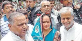  ?? ASHOK DUTTA/HT ?? SP chief Mulayam Singh Yadav with Shivkanya Kushwaha and Shivsharan Kushwaha who joined the party in Lucknow on Saturday. SP state spokespers­on Rajendra Chowdhary is also seen.