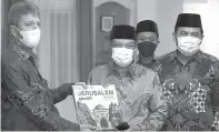  ?? FEDRIK TARIGAN/JAWA POS ?? DUKUNGAN: Ketum PBNU KH Said Aqil Siroj dan Dubes Palestina Zuhair Al Shun di kediaman Dubes Palestina untuk Indonesia di Jakarta tadi malam.