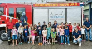  ?? ?? Wer weiß, ob der ein oder andere Teilnehmer der Zeller Kinderfeue­rwehr später einmal selbst in einem der Feuerwehra­utos zum Einsatz fahren wird.