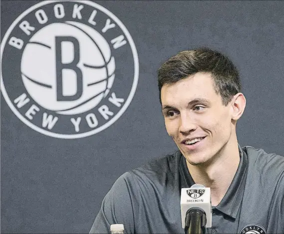  ?? FOTO: AP ?? Kurucs, a la espera de un acuerdo con el Barça. El alero letón de 20 años tiene decidido jugar la próxima temporada en la NBA con los Brooklyn Nets, que le eligieron en la posición 40 del draft, pero antes deberá resolver su salida del Barça. El jugador tiene un año más de contrato pero ya ha habido contactos para discutir su rescisión. La cláusula de Kurucs es muy alta (algunas fuentes la sitúan en 3 millones) pero se espera una sensible rebaja y la reserva de sus derechos europeos por parte del Barça