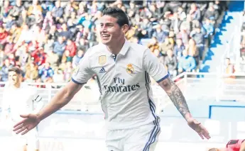  ??  ?? MEDIOCAMPI­STA. James Rodríguez se encuentra en un gran estado de forma similar al que tuvo cuando llegó al Real Madrid.