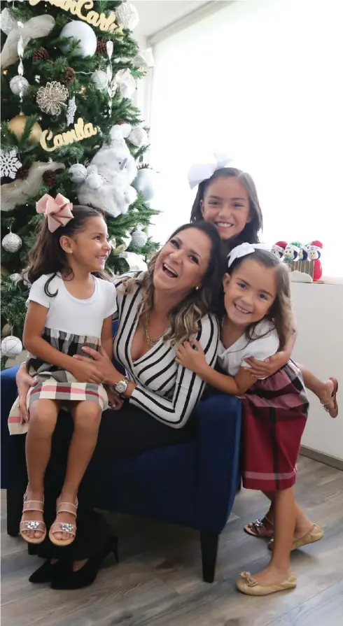  ??  ?? Cuando era niña esperaba con ansiedad la llegada de Santa Claus y ahora la disfruto con mis hijas” - CLAUDIA SAMPERIO