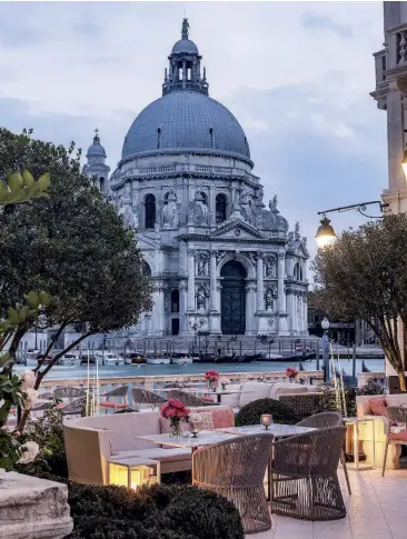  ??  ?? A FIANCO: IL GIARDINO, O GARDEN TERRACE DEL ST. REGIS VENICE, MAGNIFICO AFFACCIO SUL CANAL GRANDE E SULL’ARCHITETTU­RA DI SANTA MARIA DELLA SALUTE. PAGINA SEGUENTE: UN’OPERA DI JAUME PLENSA VISTA DAL GRAND SALON. IL VISO È UNA REPLICA IN VETRO SETA REALIZZATA DALL’ARTISTA PER IL PROGETTO GLASSTRESS, DI ADRIANO BERENGO.