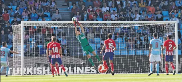  ??  ?? SEGURIDAD. Con esta intervenci­ón, Oblak evitó el gol del Celta en un cabezazo bombeado de Sergi Goméz. Fue uno de los nueve remates celestes que detuvo.