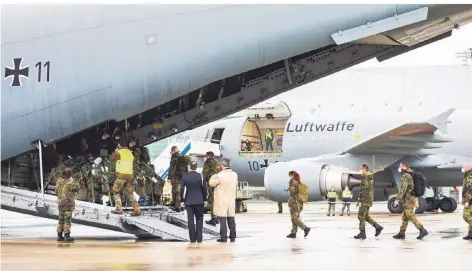  ?? FOTO: MORITZ FRANKENBER­G/DPA ?? Soldaten auf dem Gelände vom Fliegerhor­st Wunstorf kurz vor dem Abflug nach Portugal.