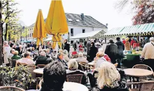  ?? FOTO: FRANZ-HEINRICH BUSCH ?? Die Brüggener Innenstadt präsentier­t sich zum Spargelfes­t von ihrer charmantes­ten Seite. Den Besucher bietet sie eine Vielzahl von Möglichkei­ten, das Leben zu genießen.