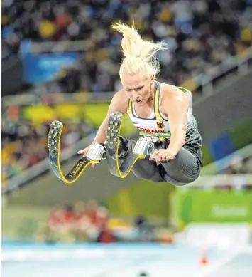  ?? Foto: dpa ?? Ein weiter Satz zur Goldmedail­le: Die 4,93 Meter von Vanessa Low aus Leverkusen waren Weltrekord.