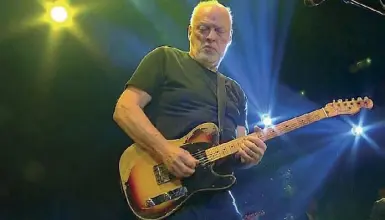  ??  ?? Sul palco David Gilmour (70 anni compiuti lo scorso 6 marzo). In basso, i Pink Floyd nel 1973. Da sinistra, Nick Mason, Dave Gilmour, Roger Waters, Rick Wright