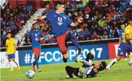  ?? PICTURE BY ZULKARNAIN AHMAD TAJUDDIN ?? Darul Ta’zim’s Gabriel Guerra fails to go past Magwe keeper Kyaw Zin Phyo in their AFC Cup match in Larkin on Wednesday.