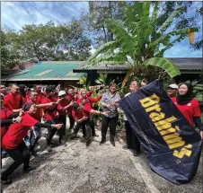  ?? ?? sharzede (fourth rightF and ibrahim (third rightF flag off the Blue Pool Expedition during Brahim’s outdoor Programme in santubong.