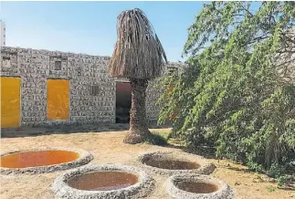  ??  ?? Premio de la Bienal. Evocadoras ruinas, en sus voces fantasmale­s. Obra de Nkanga y Ogboh.