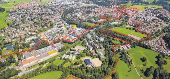  ?? FOTO: STADT ?? Die rot gepunktete Linie umschließt großteils das Gelände der Landesgart­enschau 2024. Das Foto entstand vor den Abbrucharb­eiten im Bereich Erba/Auwiesen (im Bild vorne)