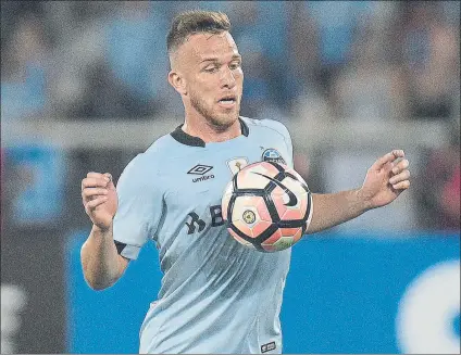  ?? FOTO: GETTY ?? Arthur está viviendo sus últimas horas como jugador del Gremio El centrocamp­ista brasileño viajará el sábado a Barcelona