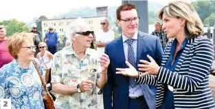  ?? PHOTOS AGENCE QMI, ROGER GAGNON ?? 1. Pablo Rodriguez, Geneviève Guilbault, Josée Néron et Andrée Laforest ont déposé des fleurs devant la petite maison blanche de Saguenay, hier.
2. La mairesse Josée Néron discute avec Georges Genest, fils de l’ancien propriétai­re de la maison blanche, ainsi que sa conjointe Madeleine Girard et Sylvain Genest. 3. L’ancien maire de La Baie, Claude Richard, discute avec le député conservate­ur Richard Martel. 2