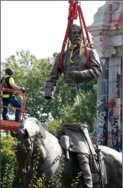  ?? (AP/Richmond Times-Dispatch/Daniel Sangjib Min) ?? The top part of the statue is lifted during its removal.