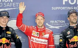  ??  ?? Trío. Vertsppen, Vettel y Ricciardo, adelante en el GP de Singapur.
