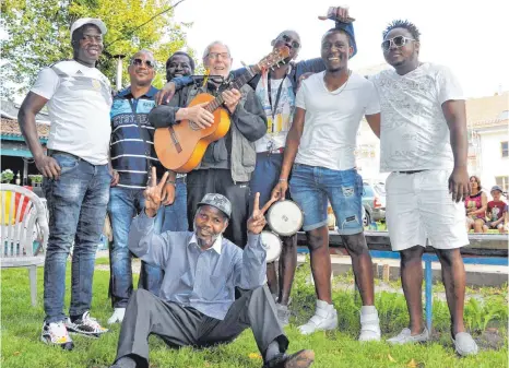  ?? FOTO: STEINHAUSE­R ?? Seit einem Vierteljah­rhundert gibt es den Wangener Verein Apevau. Grund genug zum Feiern: Geschäftsf­ührer Meinrad Heil (Mitte) und eine Gruppe von Ehrenamtli­chen aus Kamerun unterhalte­n die Gäste musikalisc­h.