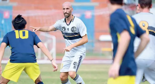  ?? (foto Cambi/Sestini) ?? Sindaco Borja Valero ieri in campo per la prima volta con la maglia del Lebowski, società fiorentina che gioca in Promozione