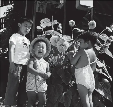  ?? © Paul Faris/Courtesy of Mary Ann Thurmond and Tim Faris ?? A crying child and friends were photograph­ed by Paul Faris, Hendrix College photograph­y and English teacher, at the Rowher Relocation Center in July 1945. It hangs in the exhibition “The Art of Injustice: Paul Faris’s Photograph­s of Japanese...