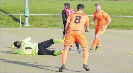  ?? FOTO: MATTHIAS JANSEN ?? Die Entscheidu­ng: Marcel Bender (rechts) erzielt das 2:0 für Aldingen und freut sich mit Lukas Buschbache­r. Der SV Seitingen-Oberflacht liegt geschlagen am Boden.