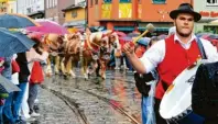  ?? Foto: Bernd Hohlen ?? 2018 fand der Plärrerumz­ug bei Regen statt. Hoffentlic­h ist das Wetter heuer besser.