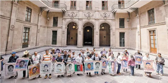  ?? JESÚS QUINTANAR ?? Padres de los normalista­s en Palacio Nacional, donde pidieron la intervenci­ón de la UIF.