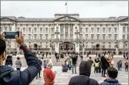  ?? ANDREW TESTA/ THE NEW YORK TIMES ?? Queen Elizabeth II and members of her family would be evacuated from Buckinghga­m Palace in London if Britain’s withdrawal from the European Union triggers riots.