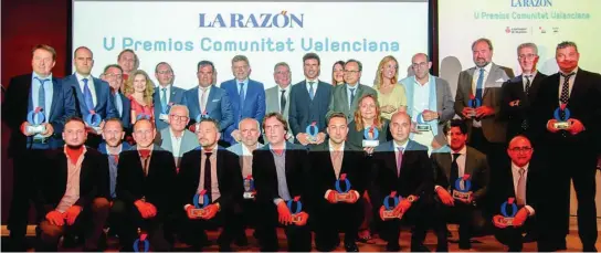  ?? KIKE TABERNER ?? Foto de familia de los premiados con el presidente de la Generalita­t Valenciana, Ximo Puig, y el delegado de La Razón CV, Iñaki Zaragüeta