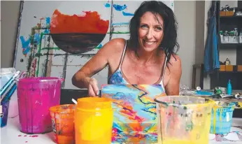  ?? Picture: Adam Head ?? Gold Coast artist Tracie Eaton has been selected to have her work included in the celebrity gift bags handed out at the Golden Globes and the Oscars next year.