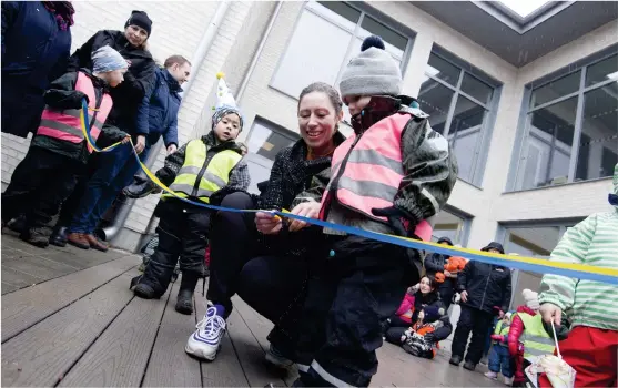  ?? Bild: Jari Välitalo ?? Noel Falk på Aleskogens nya förskola hjälpte barn- och ungdomsnäm­ndens ordförande Lovisa Aldrin (L) att klippa invignings­bandet.