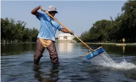  ?? ?? A worker clears algae and debris from the Lincoln Memorial Reflecting Pool on the National Mall, during a heat advisory in Washington DC on Friday. Photograph: Michael Reynolds/EPA