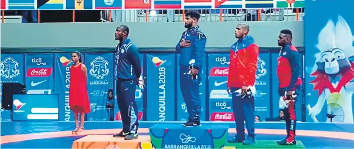  ??  ?? ORGULLO. El catracho posa en el podio de la premiación de los 97 kilogramos de lucha grecorroma­na.