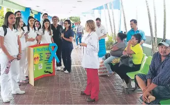  ?? FOTO: JORGE GONZÁLEZ. ?? PREVENCIÓN. Los estudiante­s de Medicina de la Universida­d Católica ofrecieron charlas educativas sobre el cáncer de próstata a los pacientes en el Mario Rivas.