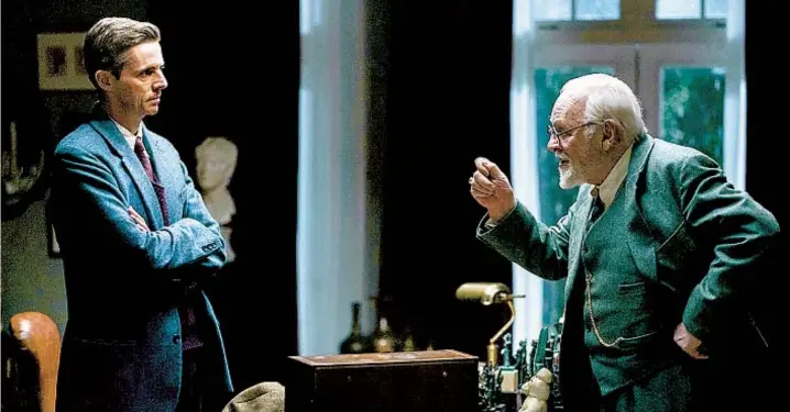  ?? SONY PICTURES CLASSICS ?? SABRINA LANTOS
Matthew Goode (left) as C.S. Lewis and Anthony Hopkins as Sigmund Freud in “Freud’s Last Session.”
