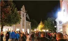  ??  ?? Dichtes Gedränge herrschte bei der Lichternac­ht zeitweise in den Straßen der Krumbacher Innenstadt.