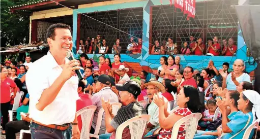  ??  ?? Cercanía. El candidato presidenci­al camina entre sus correligio­narios en Cojutepequ­e, Cuscatlán.