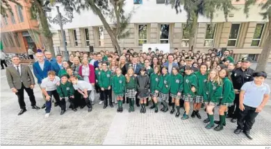  ?? D.C. ?? Foto de familia tras el acto celebrado a las puertas de la delegación del Gobierno de la Junta de Andalucía en Cádiz.