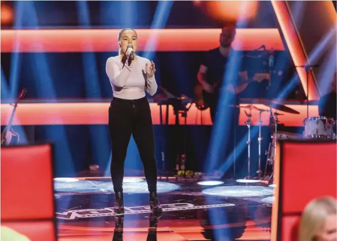  ?? FOTO: TV2 ?? GA ALT: – Jeg følte jeg klarte å fokusere og gi alt, forteller Elisabet Drøsdal fra Grimstad om opptredene­n hun gjorde på såkalt «blind audition» i Oslo. Fredag kveld får du se hvordan det gikk når 21-åringen står på scenen i The Voice.