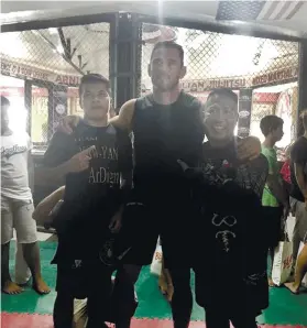  ?? CONTRIBUTE­D FOTO ?? POSITIVE ATTITUDE. MMA legend Rich Franklin (center) with Allan Albindo (left) and Yawyan Ardigma founder Ekin Cañiga during his visit to Cebu.