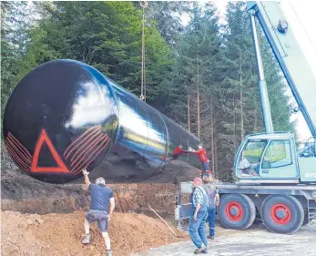  ?? FOTO: REINHOLD OSTERBERGE­R ?? Ein Autokran hievte den 16 Tonnen schweren Löschwasse­rtank in Unterried in die Grube.