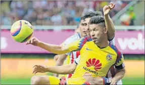  ??  ?? Oribe Peralta disputa un balón con Oswaldo Alanís en un Clásico Nacional y ahora serán compañeros