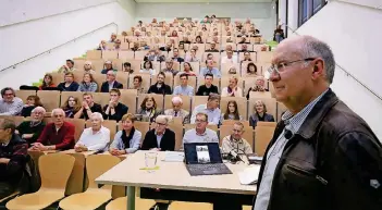  ?? RP-FOTO: A. BLAZY ?? Für Peter Wensierski war das Wiedersehe­n in seiner Heimatstad­t zugleich eine Premiere: Erstmals las er in einem CampusHörs­aal vor.