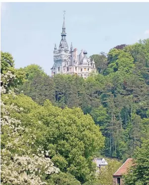  ?? FOTO: MINDERJAHN ?? Das Château de Fy hoch über Esneux und der Ourthe erinnert an ein Dornrösche­nschloss – und soll sogar Walt Disney inspiriert haben.