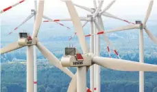  ?? FOTO: JENS BÜTTNER/DPA ?? Windpark bei Parchim in Mecklenbur­g-Vorpommern: Viele Energiever­sorger erhöhen die Preise für Privatkund­en stärker, als Ökostromfö­rderung und Netzentgel­te gestiegen sind.